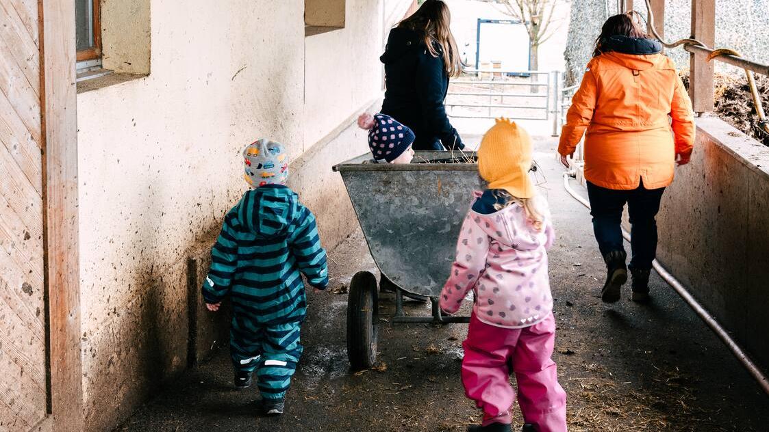 Ekologická farma na okraji Bernu neďaleko Gümligen BE je pre Sandru a Davida Biglerovcov ideálnym miestom, kde sa môžu stretnúť dva iné svety: Starostlivá práca a výroba potravín a centrum dennej starostlivosti a farma, foto: FB/Melchenbühlgut, autor foto: Coda Mattia