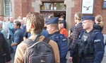 Krzyki przed spotkaniem z Kaczyńskim. Przeciwnicy chcieli wejść do środka [WIDEO]
