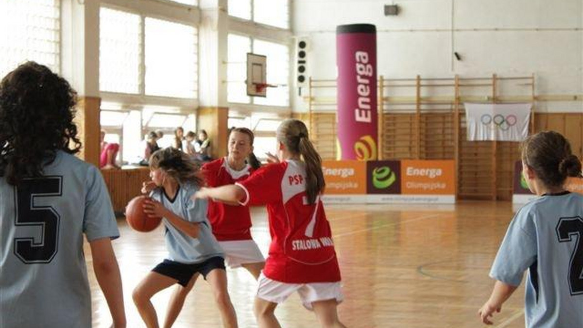 Dzisiaj zakończyły się finały województwa podkarpackiego w koszykarskim turnieju "Olimpijska Energa". W kategorii dziewcząt zwyciężyła drużyna ze Szkoły Podstawowej w Wierzawicach. W kategorii chłopców triumfował zespół ze Szkoły Podstawowej nr 4 w Tarnobrzegu. Obydwie drużyny będą reprezentowały województwo podkarpackie w finale krajowym rozgrywek, który odbędzie się w czerwcu w Elblągu.