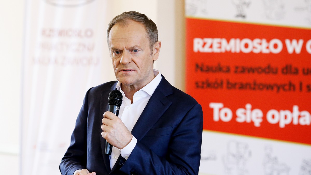 Tusk przed banerem o rekrutacji do służby więziennej. "Wiedzą, że będzie dużo roboty"