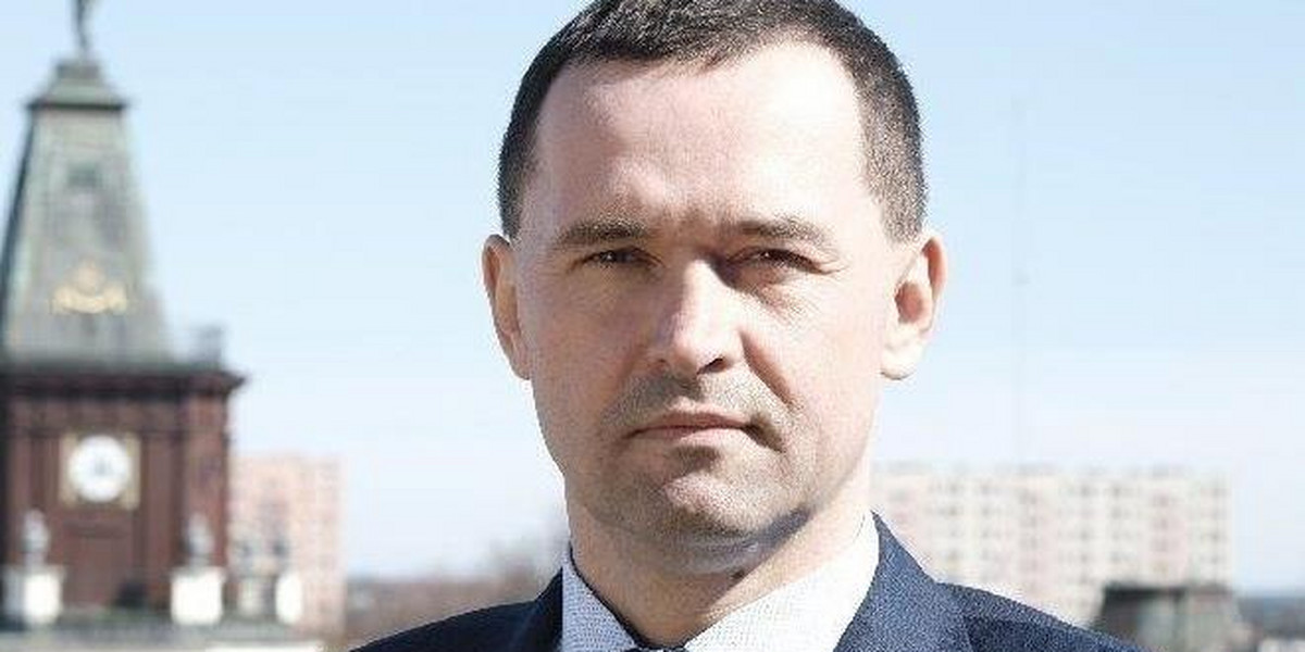 Karol Tchórzewski kandydat na prezydenta Siedlec zrobił spotkanie wyborcze przy kościele