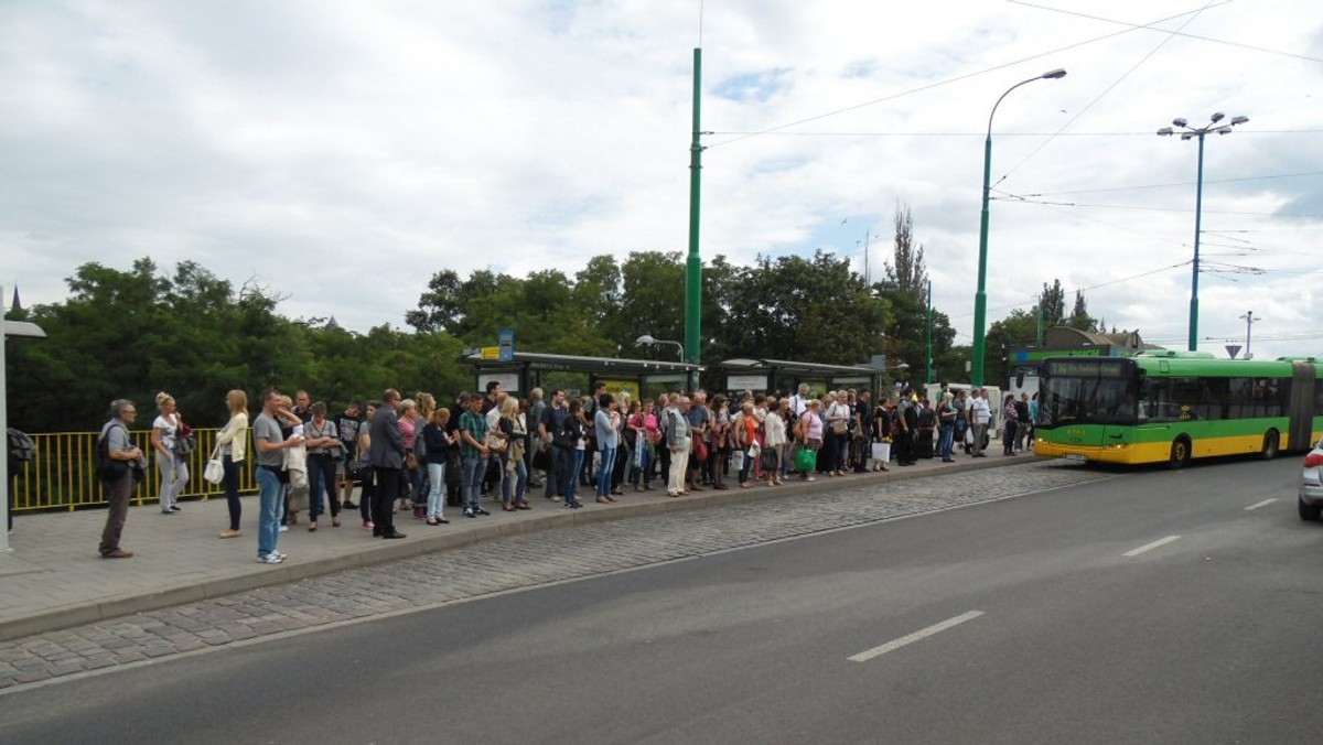 Ponad 80 tysięcy osób, które do tej pory korzystały z PeSTki, czyli Poznańskiego Szybkiego Tramwaju musiało przesiąść się do autobusów zastępczych. Niektórzy pasażerowie zauważyli, że podróż pojazdami linii T14 na biletach jednorazowych lub tPormonetce jest droższa niż tramwajem.