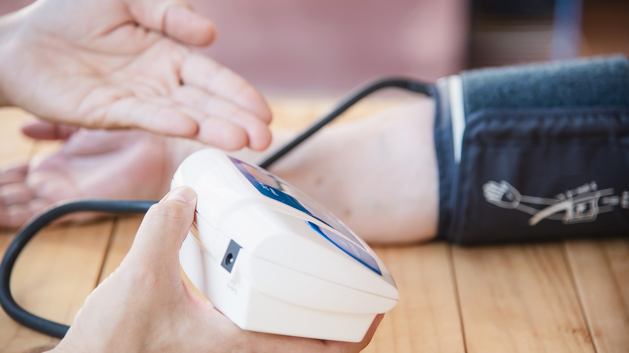 Pravidelné meranie krvného tlaku pomáha sledovať jeho hodnoty a včas odhaliť hypertenziu. Výskum naznačuje, že mindfulness a ďalšie psychologické techniky môžu ako doplnok zdravého životného štýlu prispieť k jeho zníženiu. (Ilustračný obrázok)