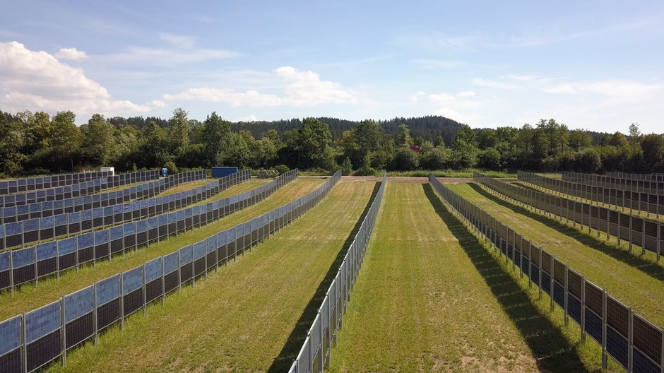 Pionowe panele słoneczne, zorientowane ze wschodu na zachód, z modułami dwustronnymi w pobliżu Donaueschingen w Niemczech