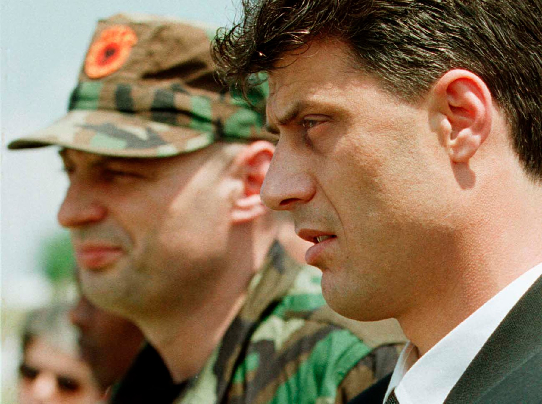 Vodca Kosovskej oslobodzovacej armády Hashim  Thaci (vpravo) a generálny veliteľ KLA Agim Čeku v auguste 1999. 