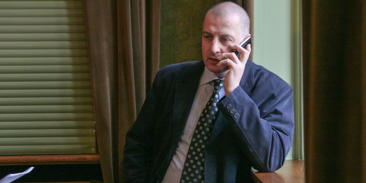 Rafał Dutkiewicz rozmawia przez telefon