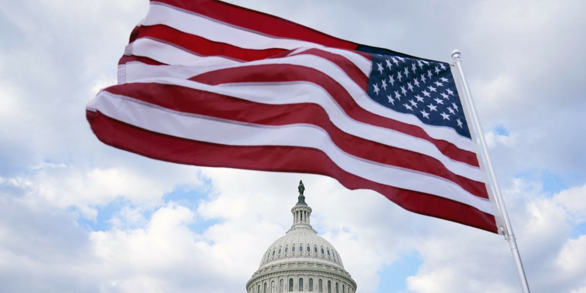 Amerykańska flaga nad Kapitolem.