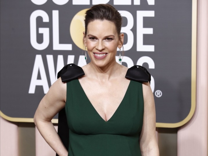 Hilary Swank na Gali Złote Globy 2023 zaprezentowała się w sukni domu mody Prada.