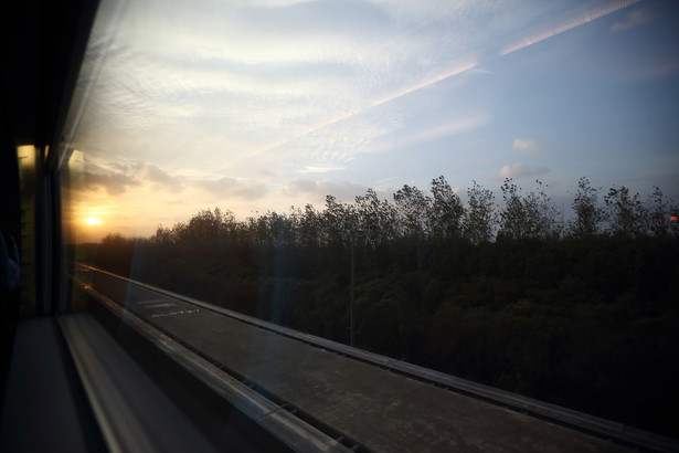 Widok z okna pociągu magnetycznego Maglev. Szanghaj, 24.10.2013