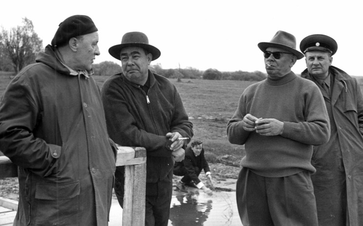 Kádár János a Magyar Szocialista Munkáspárt vezetője, L. I. Brezsnyev, a Szovjetunió Kommunista Pártja Központi Bizottságának első titkára, és N. V. Podgornij, a Szovjetunió Kommunista Pártja KB titkára. / Fotó: Fortepan: Fortepan/Album059