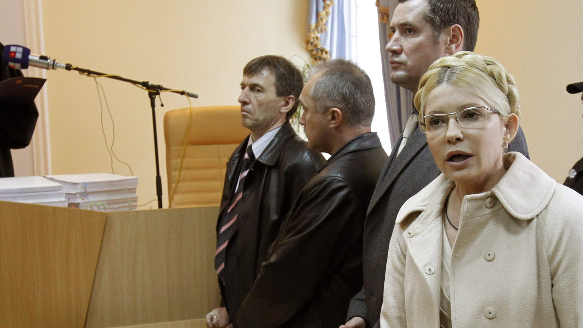 Adwokat Julii Tymoszenko, Siergiej Własienko, określił "jako nadużycie" przeprowadzenie czynności śledczych z udziałem byłej premier Ukrainy w areszcie w sytuacji, kiedy jego klientka jest chora - podaje agencja UNIAN. Tymczasem we frakcji Bloku Julii Tymoszenko pojawiają się głosy, że władze chcą zabić byłą premier w więzieniu.