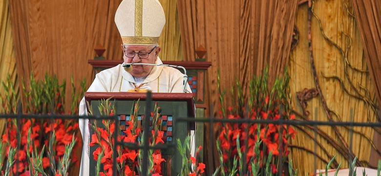 Kard. Dziwisz: Nie dajmy się zwodzić tym propagandowym hasłom i programom, które...