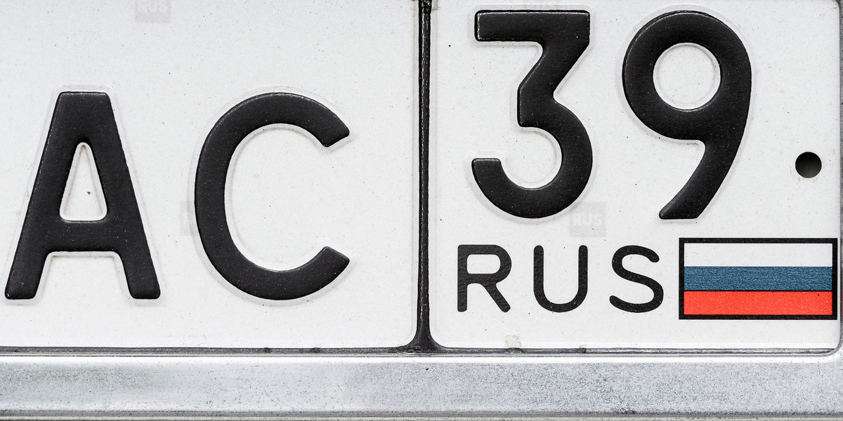 Auta na rosyjskich blachach nie mogą wjeżdżać do Litwy, choć przewidziano jeden wyjątek.