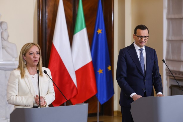 Premier RP Mateusz Morawiecki (P) i premier Włoch Giorgia Meloni (L) podczas konferencji prasowej po spotkaniu w siedzibie Kancelarii Prezesa Rady Ministrów w Warszawie.