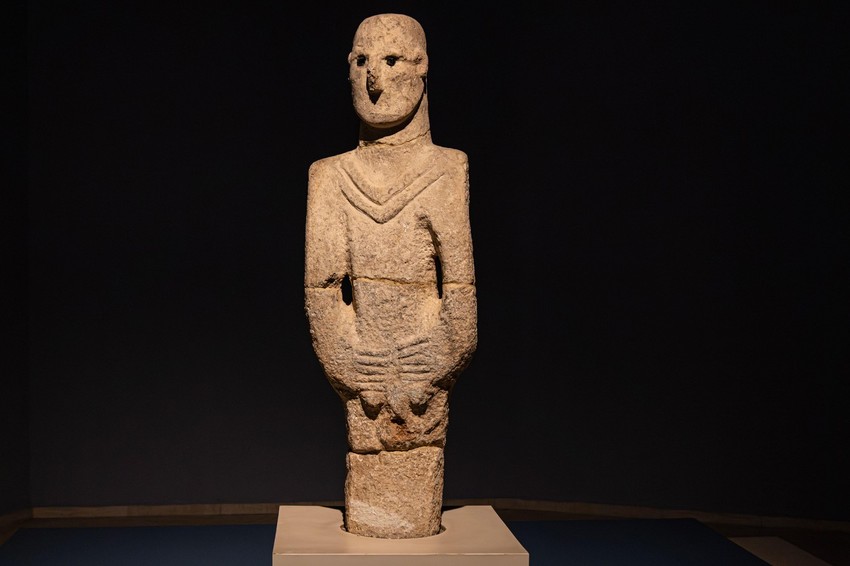 Čuveni čovek iz Urfa, neolitska statua nađena na lokalitetu Gobekli Tepe, izložena je u muzeju Šanlijurfa u Turskoj