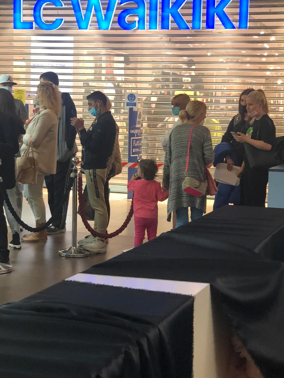 Žena sa detotom juros pokušava da ubedi ostle da je puste preko reda