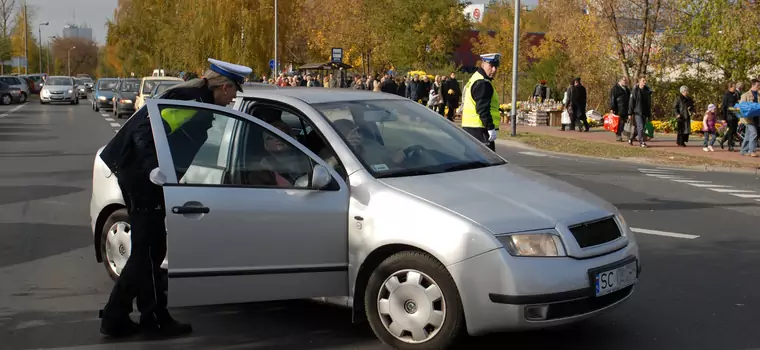 Więcej kontroli na drogach i przy cmentarzach aż do 2 listopada