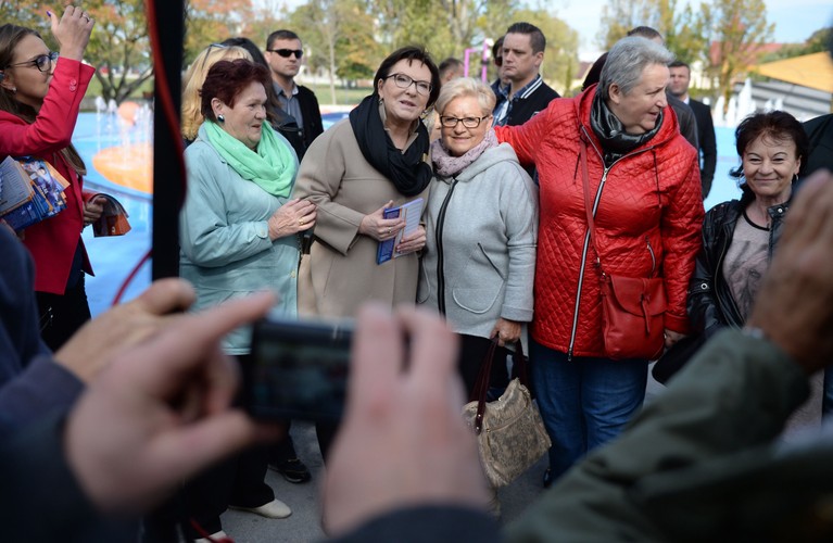 Ewa Kopacz z mieszkańcami Błonia