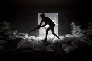 Komisja wyborcza w Indiach zarekwirowała gotówkę, narkotyki i złoto o wartości 470 mln dol.