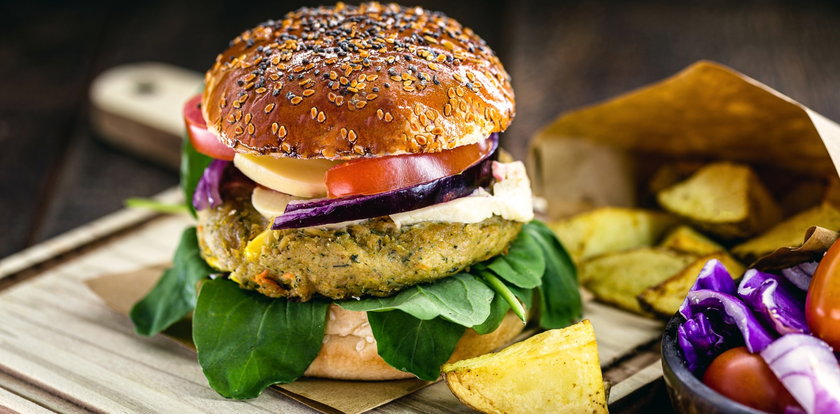 5 pomysłów na domowe burgery - wcale nie muszą być mięsne, mogą być fit. Zawsze smakują z warzywami [przepisy]
