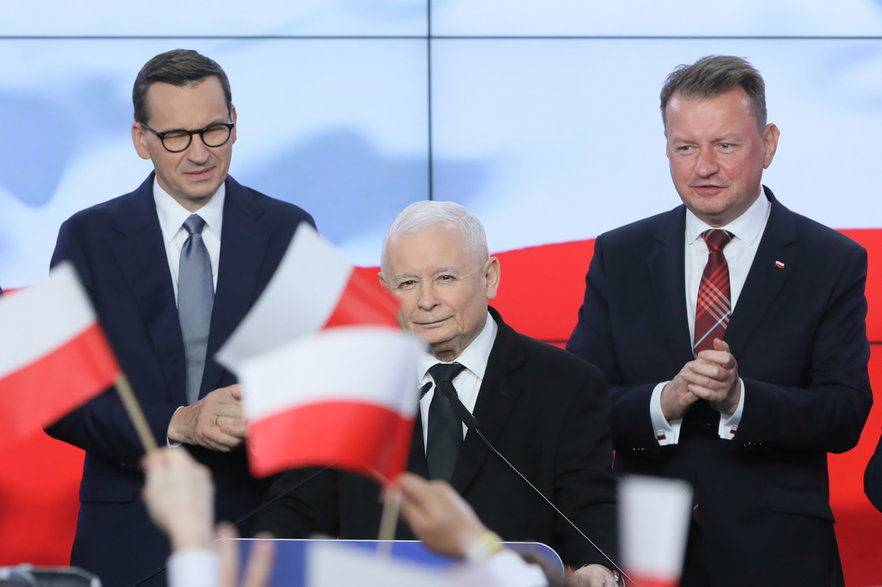 Wieczór wyborczy w sztabie PiS. Od lewej: Mateusz Morawiecki, Jarosław Kaczyński i Mariusz Błaszczak (15.10.2023)