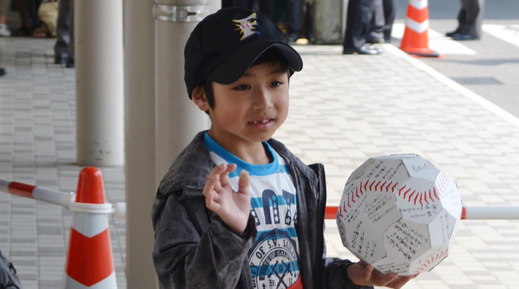 Yamato baseball labdával a kezében hagyta el a kórházat /Fotó: AFP