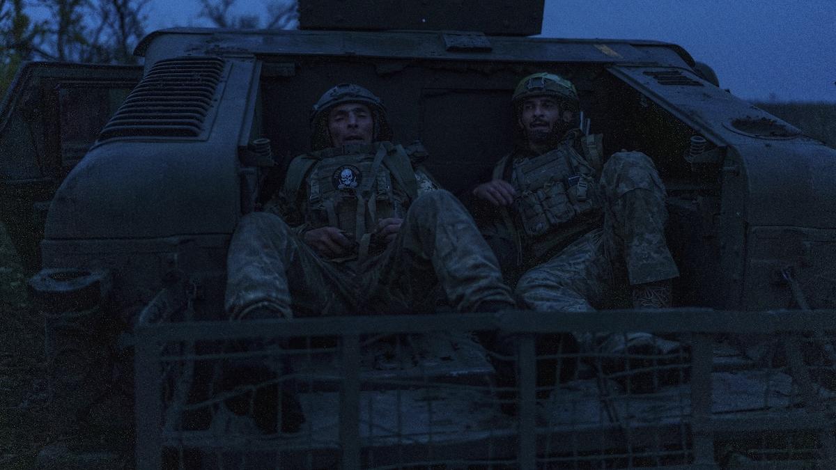 Ukrajinskí vojaci odpočívajú v kufri vojenského terénneho vozidla Humvee na frontovej línii neďaleko mesta Bachmut v Doneckej oblasti na východe Ukrajiny