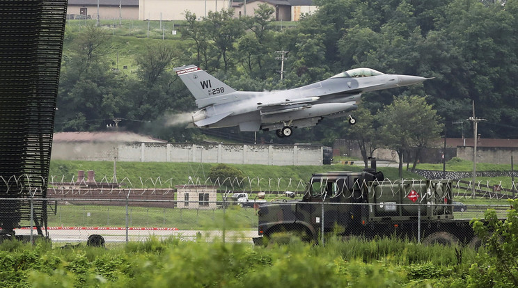 Az amerikai légierő egyik F-16 típusú vadászbombázó repülőgépe leszáll az Oszan amerikai légi támaszponton/ Fotó: MTI