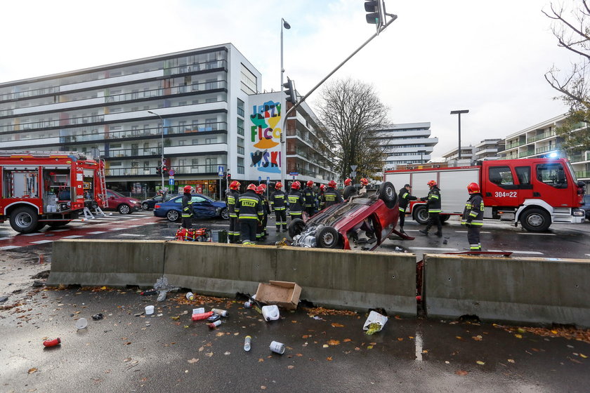 Wypadek w Warszawie. Seicento zderzyło się z bmw. Ranny kierowca