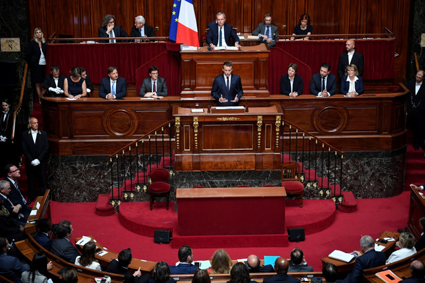 Prezydent Francji Emmanuel Macron zwołał w pałacu w Wersalu sesję Kongresu.