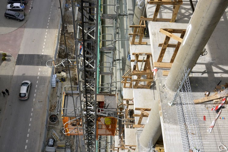 Prace budowlane na terenie Warsaw Spire zostały rozpoczęte w połowie 2011 roku. Podczas pierwszego etapu budowy wykonano jedną z najgłębszych w Polsce ścian szczelinowych o głębokości 55 m m, a do jej zabetonowania zużyto ponad 21 000 m3 betonu - to jest około 2400 betoniarek.