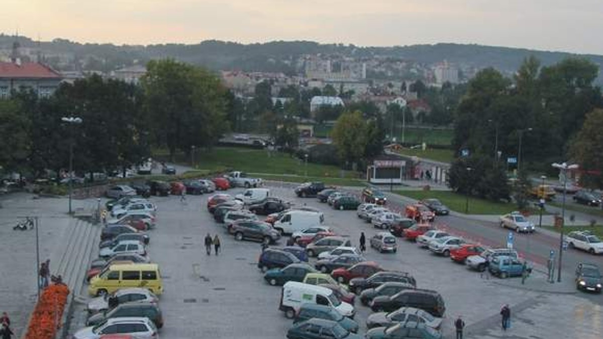 "Nowiny 24": Radni z opozycyjnych klubów SLD i PiS nie godzą się na sprzedaż Rybiego Placu w Przemyślu. Domagają się zwołania nadzwyczajnej sesji Rady Miasta.