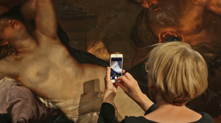 Egy látogató fotózza Luca Giordano: Venus és Vulcanus olajfestményét a Szépművészeti Múzeum Isteni csábítás című kiállításán / Fotó: Séra Tamás