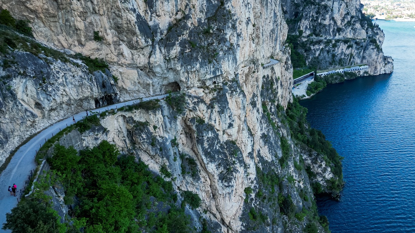 Cyklotrasa vedená popri strmých skalách nad jazerom Garda medzi Riva del Garda a Limone sul Garda.