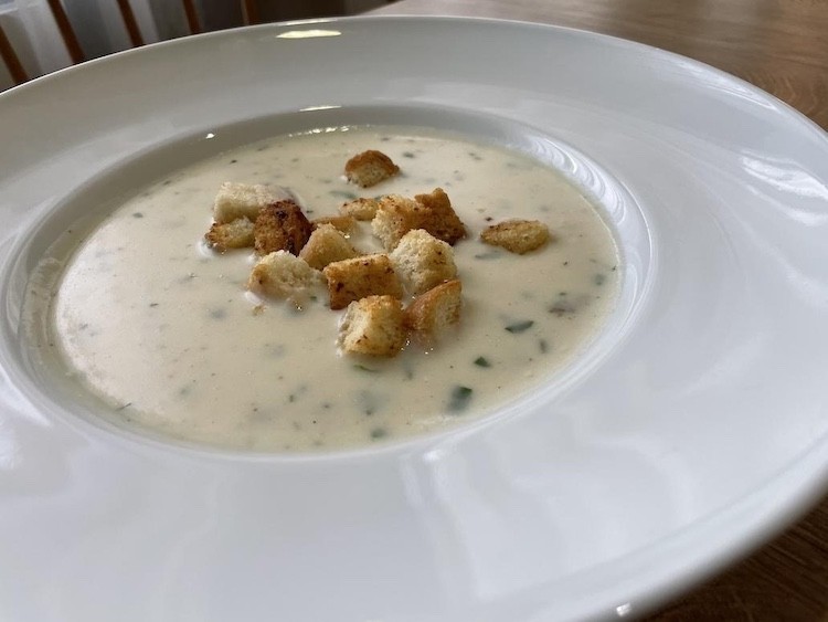 Krémová cesnaková polievka.