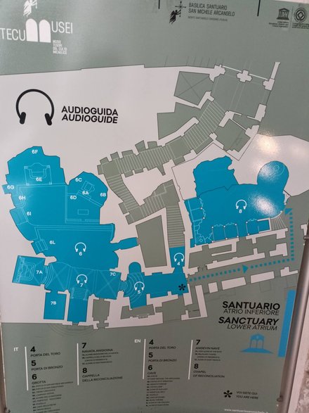 Plan dolnego atrium. Można wypożyczyć audioguida i posłuchać o poszczeg&oacute;lnych miejscach, zaznaczonych na niebiesko na mapce.