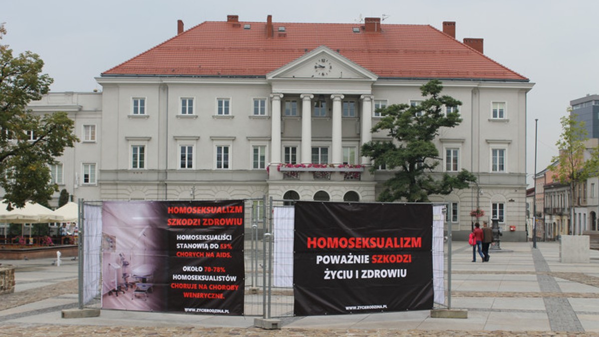 Świętokrzyski Zarząd Komitetu Obrony Demokracji protestuje przeciwko wystawie Fundacji Życie i Rodzina, która od piątku stoi na kieleckim Rynku. W rozesłanym do mediów oświadczeniu władze KOD-u w regionie nazywają ją skandaliczną prowokacją i domagają się jej natychmiastowego usunięcia.