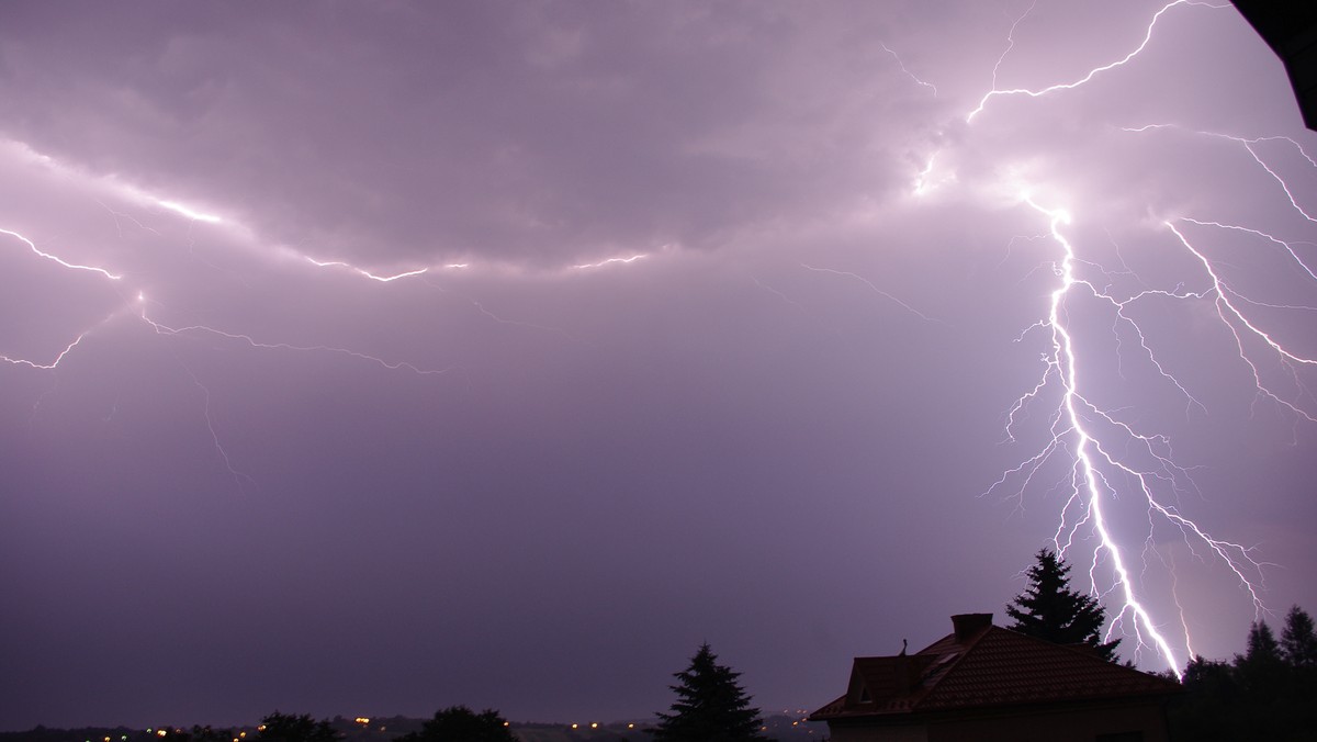 Instytut Meteorologii i Gospodarki Wodnej w Krakowie ostrzega przed możliwym wystąpieniem burz z gradem w Krakowie i Małopolsce. Synoptycy prognozują, że zjawiska atmosferyczne w regionie mogą wystąpić dziś między godziną 15.00 a północą.