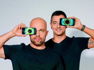 Mateusz Toporowicz (z lewej) i Piotr Kruszyński wspólnie stworzyli mobilną aplikację, która ma pomagać badać wzrok m.in. tam, gdzie brakuje optometrystów.