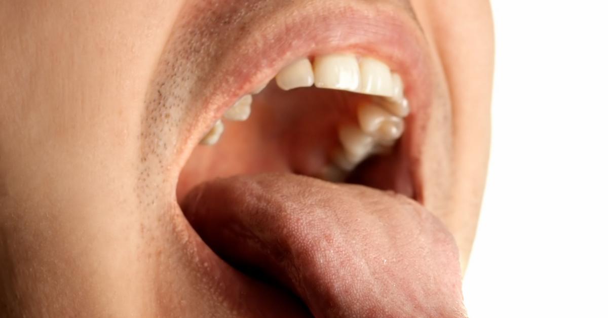 мужские ротик. открытый рот с боку. мужские губы. парень с открытым ртом в профиль. красивые губы у мужчин.