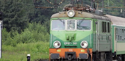 3-latka wpadła pod pociąg w Bochni. Biegła za psem