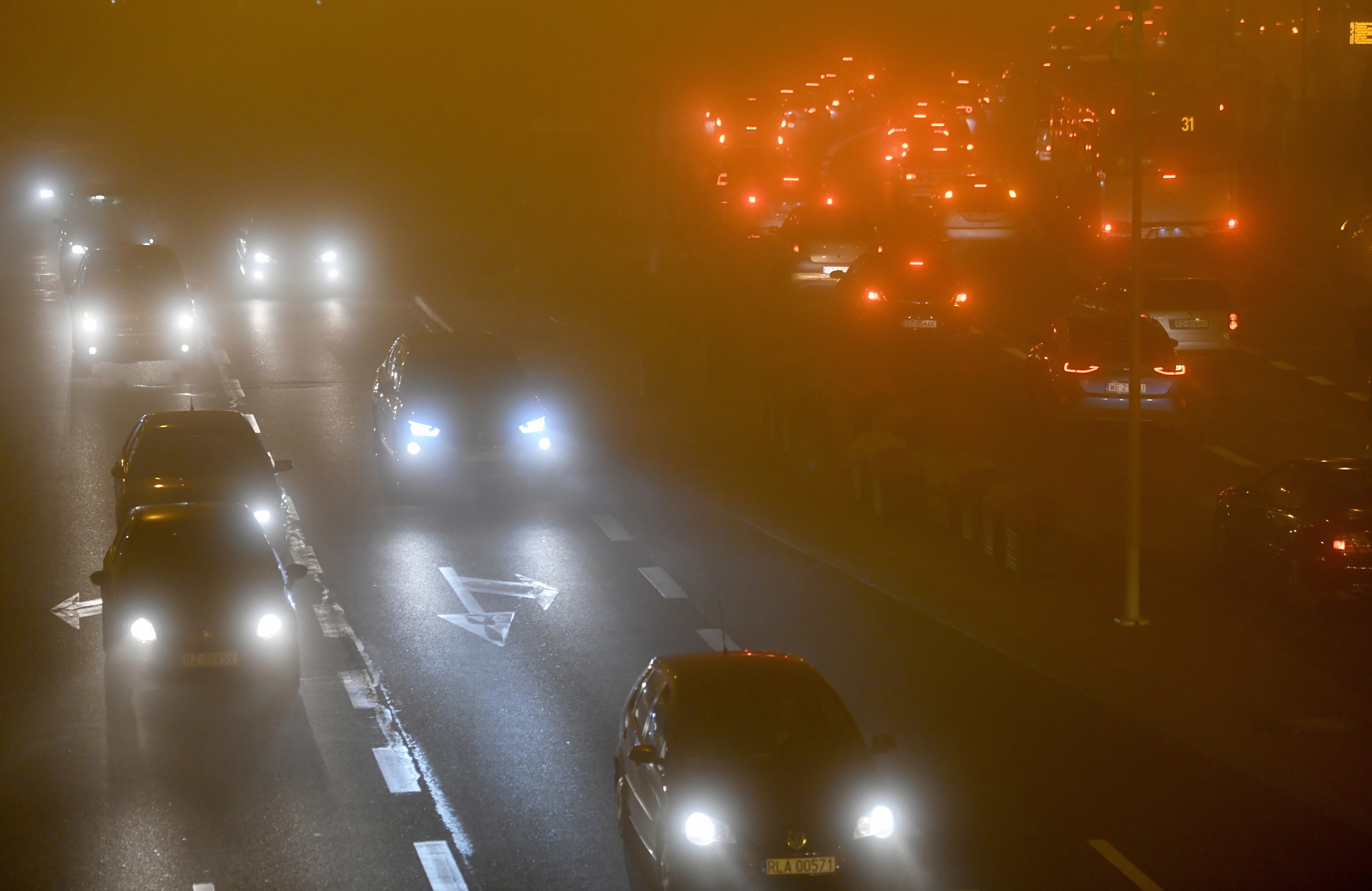 Widzialność poniżej 200 m: Mgły w 13 województwach, gołoledź na południu