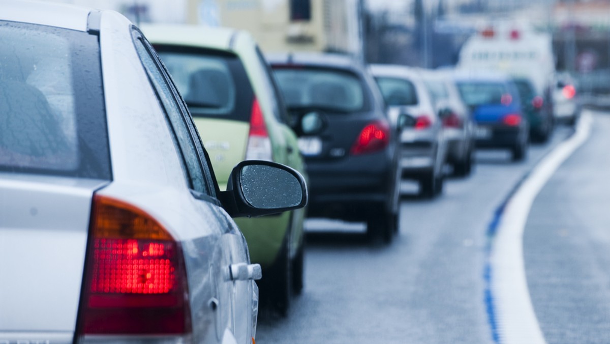 Ogromne korki na autostradzie A4 między Bochnią a Krakowem były efektem popołudniowej kolizji. Jeszcze późnym wieczorem sznur aut w stronę Krakowa miał 16 km. Wzmożony ruch w stronę Krakowa był także na starej czwórce - czyli krajowej drodze nr 94.