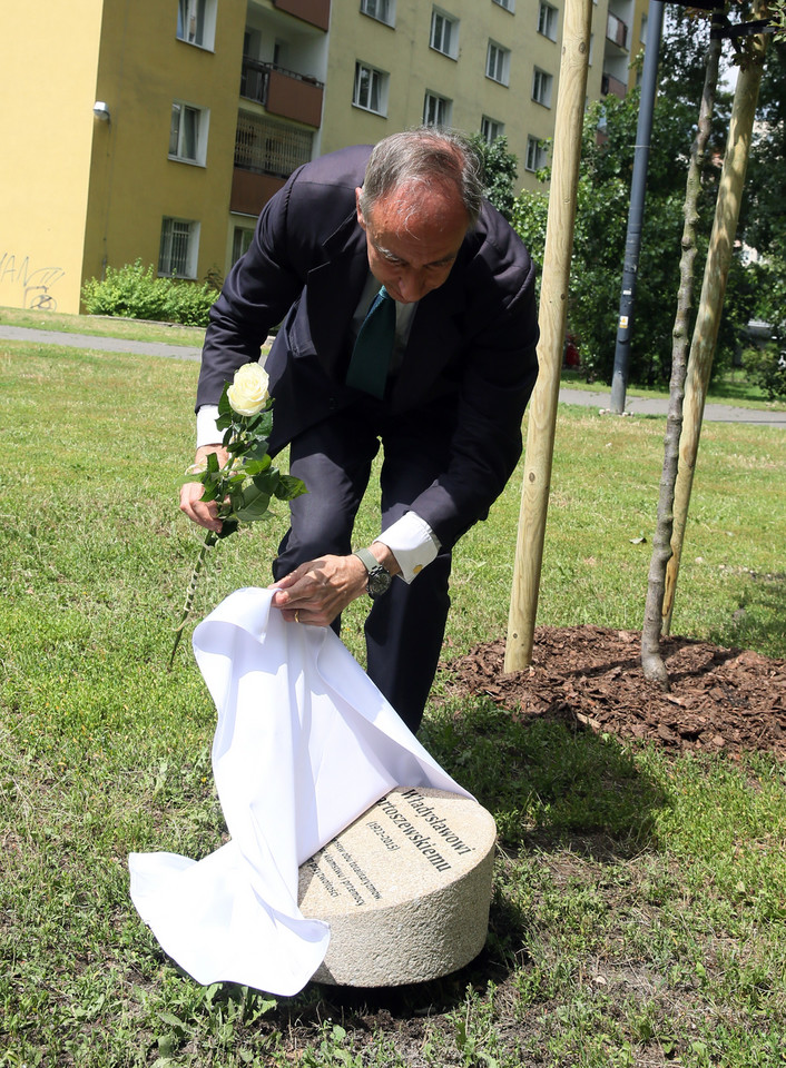 Uroczystość odsłonięcia poświęconych pamiątkowych kamieni