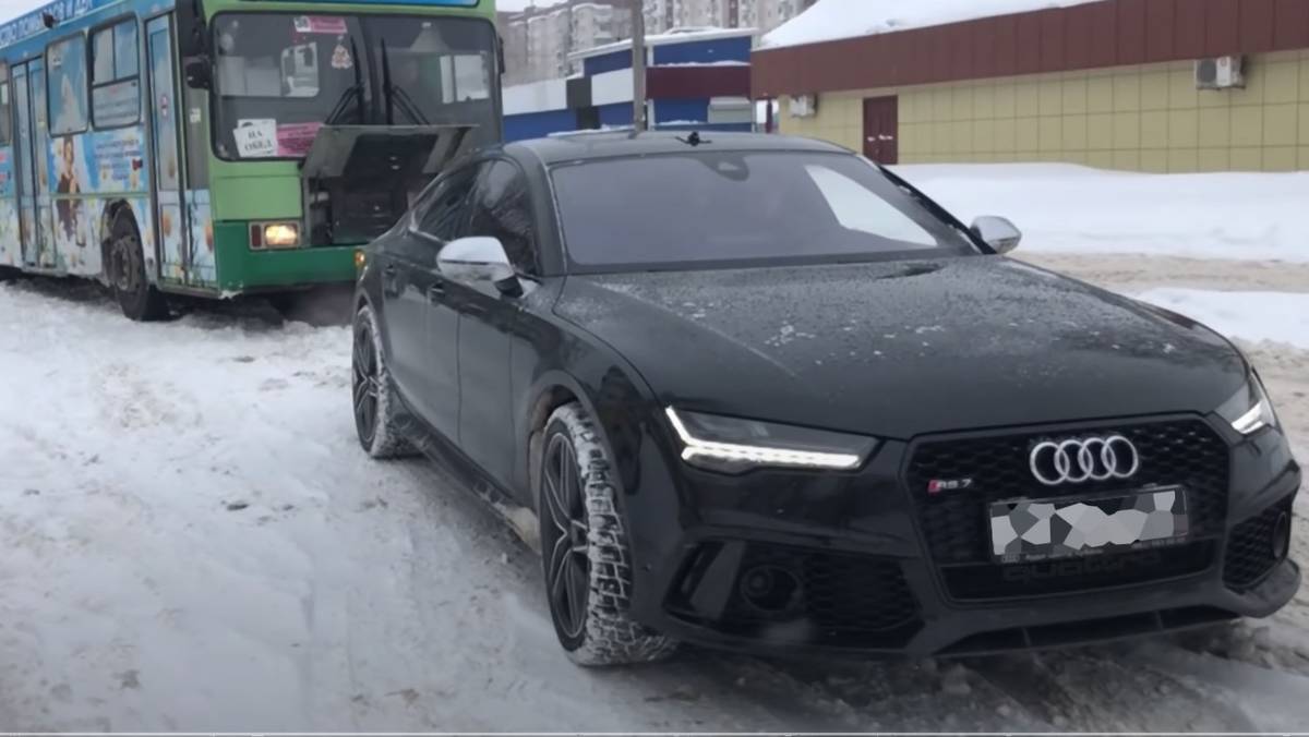 Czarne Audi RS7 wyciągnęło z zaspy śnieżnej autobus