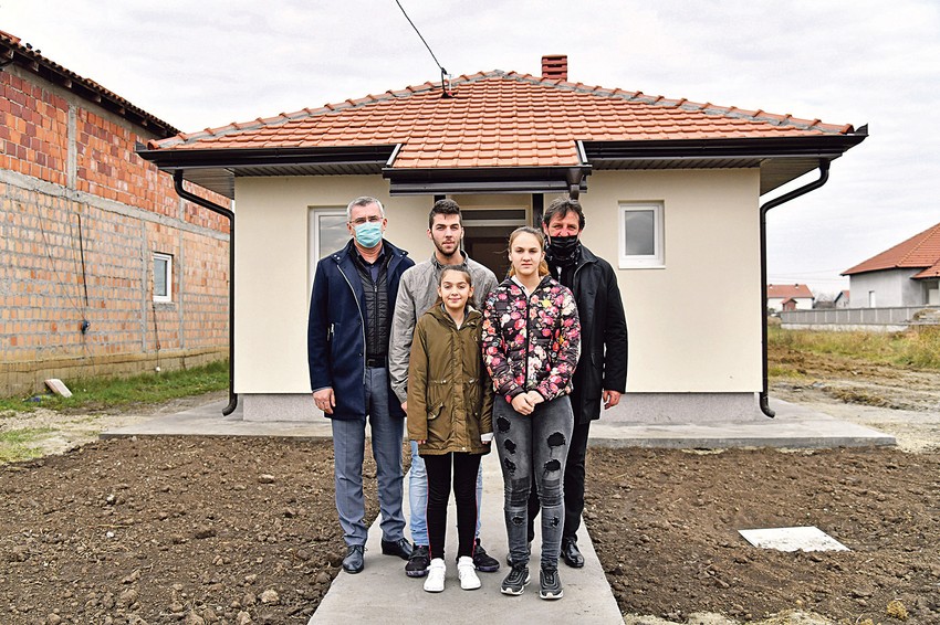 Petrovići ispred svog novog doma