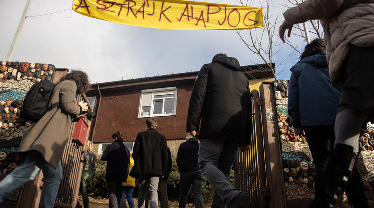 A tanárok nem fogadják el a kormány megalázó ajánlatát, ezt  jelzik a letétbe helyezett felmondások/Fotó:Zsolnai Péter