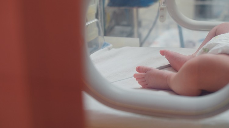 Újszülött kislány kecskeméti vármegyei kórház inkubátor