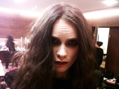 Első lépésként szőkére festették a szemöldököm...