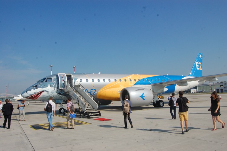 Maszyna ma przynieść duże oszczędności liniom lotniczym. Choć pierwsze samoloty tego typu latają od kwietnia tego roku, to ich osiągi sprawiły, że linie lotnicze złożyły już zamówienia na 300 egzemplarzy.  <br><br>
 Fot. Krzysztof Śmietana